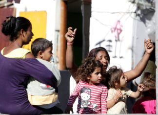 Σε εξέλιξη έρευνες στην Λάρισα για κύκλωμα που υπέκλεπτε επιδόματα ρομά στον Τύρναβο
