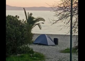 Θλίψη: Πέθανε 45χρονη που ζούσε σε σκηνή δίπλα στην θάλασσα χωρίς νερό και φαγητό