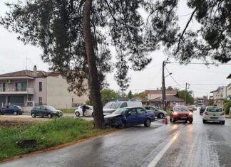 Δείτε φωτογραφίες από την μετωπική τροχαίο στην Λάρισα με τραυματία μια γυναίκα