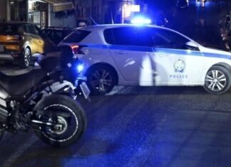 Συλλήψεις για άγριο επεισόδιο έξω από μπαρ – Η «πόρτα», οι ζημιές στο αυτοκίνητο και το ξύλο