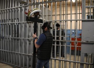 Λάρισα: “Ένας Επιτάφιος έκανε μια περίεργη πομπή. Πέρασε μέσα από πόρτες κλειστές…”
