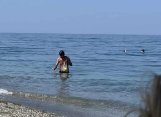 Τουρίστας καθάριζε τη θάλασσα στον Αγιόκαμπο (φωτό και βίντεο)