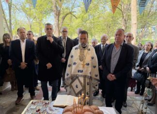 Πλήθος πιστών στο πανηγυρίζον εκκλησάκι του Αγίου Θωμά στον Αμπελώνα