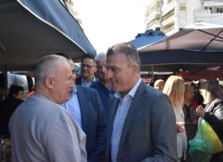 Στην αγορά και στη λαϊκή αγορά της Τετάρτης ο Δήμαρχος Λαρισαίων, αντάλλαξε πασχαλινές ευχές