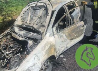 Ακόμη ένα απανθρακωμένο αυτοκίνητο έξω από τη Λάρισα – Τι συνέβη με τους επιβάτες – Δείτε φωτογραφίες!