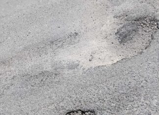 Η λακκούβα στην Λάρισα που καταστρέφει αυτοκίνητα – ΦΩΤΟ