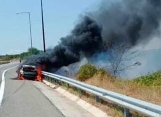 Αυτοκίνητο …λαμπάδιασε έξω από την Λάρισα