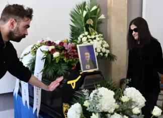 Θεανώ Φωτίου: Σε βαρύ κλίμα η κηδεία του γιου της, Βασίλη Ρίζου