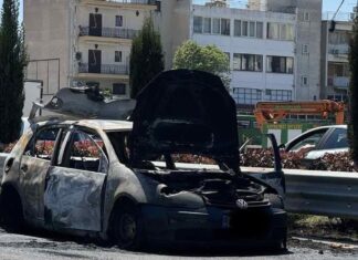 Νεότερη ενημέρωση: Απανθρακώθηκε το αμάξι που πήρε φωτιά στη Λάρισα – Δείτε φωτογραφίες!