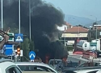 Λάρισα: Στις φλόγες αυτοκίνητο αυτή τη στιγμή – Στο σημείο ΕΚΑΒ και Πυροσβεστική – Δείτε βίντεο και φωτογραφίες!