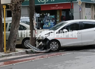 Σφοδρή σύγκρουση αυτοκινήτων στο κέντρο της πόλης: «Καβάλησαν» το πεζοδρόμιο / ΦΩΤΟ