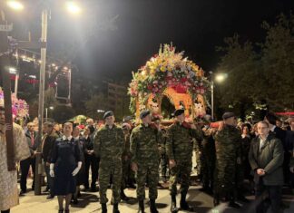 Σιωπηλή πομπή και βαθιά κατάνυξη στον Επιτάφιο της Λάρισας – Δείτε φωτογραφίες και βίντεο