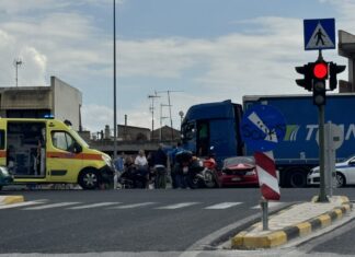 Σοβαρό τροχαίο σε κυκλικό κόμβο με τραυματισμένη γυναίκα – Την παρέσυρε νταλίκα – Δείτε φωτογραφίες