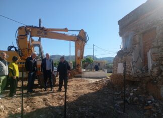 Σε εξέλιξη η δεύτερη φάση κατεδαφίσεων σεισμόπληκτων κτηρίων στον Δήμο Ελασσόνας / ΦΩΤΟ