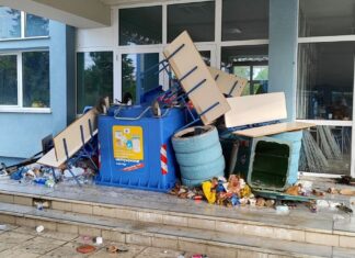 Αποτροπιαστικές εικόνες βανδαλισμών σε σχολεία και παιδική χαρά της Λάρισας – Σε μηνύσεις προχωρά η Δημοτική Αρχή