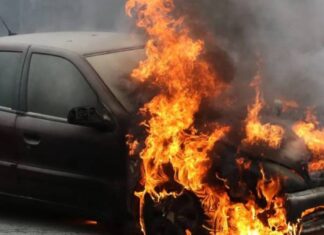 Φλόγες και μαύροι καπνοί στη Λάρισα: Απανθρακώθηκε αυτοκίνητο!