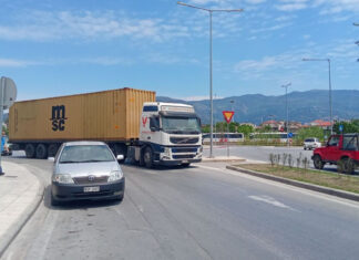 Γυναίκα παρασύρθηκε από νταλίκα – Στο νοσοκομείο σε σοβαρή κατάσταση