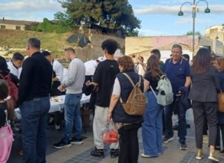 Οι Λαρισαίοι απόλαυσαν «Γεύσεις του Κόσμου» μπροστά από το αρχαίο θέατρο – Γαστρονομική πανδαισία (ΦΩΤΟ)