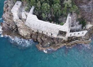 Η παραλία της Λάρισας με τον μεγάλο βράχο μόνο του μέσα στη θάλασσα
