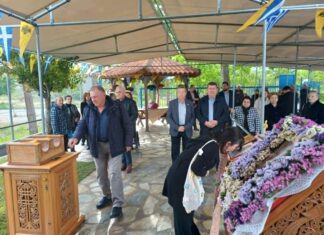 Πλήθος πιστών στον εσπερινό στο εκκλησάκι του Αγίου Χριστοφόρου στο αμαξοστάσιο του ΚΤΕΛ Λάρισας (ΦΩΤΟ)