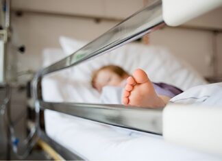 Μικρό παιδάκι κατέρρευσε στη Λάρισα: Ήρωες οι γιατροί – Νοσηλεύεται στο Γενικό Νοσοκομείο που δεν εφημέρευε!