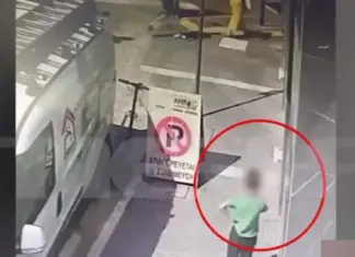Ντοκουμέντο: H στιγμή που 8χρονος κλέβει ηλεκτρικό πατίνι στη Λάρισα