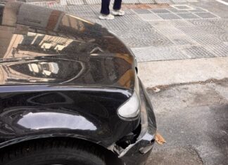 Χτυπούν σταθμευμένα αυτοκίνητα στο κέντρο της πόλης και εξαφανίζονται – Υλικές ζημιές χωρίς ανάληψη ευθύνης