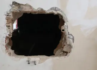 Διαρρήκτης «τρύπωσε» σε αποθήκη και έκανε ριφιφί σε δύο καταστήματα – 23.000 ευρώ η λεία