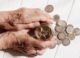 Επίδομα 300 ευρώ και για χήρες άνω των 60 ετών – Τι ανακοίνωσε ο Πιερρακάκης