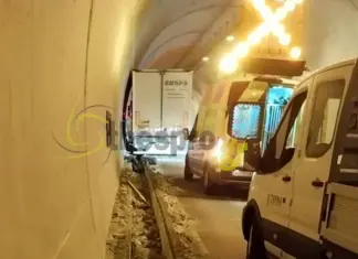 Μεθυσμένος οδηγός φορτηγού ξήλωσε πεζοδρόμιο 50 μέτρων – ΦΩΤΟ