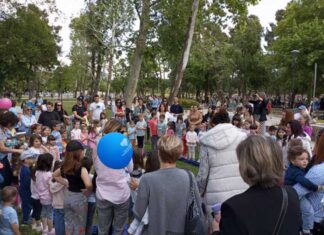 Πολλή αγάπη σήμερα Κυριακή για τις Λαρισαίες μητέρες στο Πάρκο Αλκαζάρ