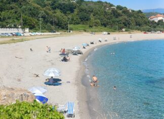 Πλήθος κόσμου στα παραλια της Λάρισας για το πρώτο μπάνιο – Δείτε φωτογραφίες