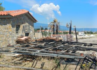 Αποκαρδιωτικές εικόνες από το beach bar που κάηκε στον Αγιόκαμπο – Δείτε φωτογραφίες