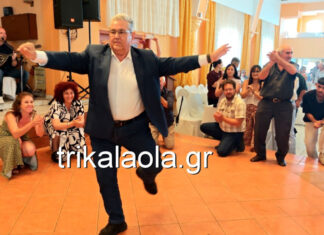 Tο βαρύ ζεϊμπέκικο του Δημήτρη Κουτσούμπα στα Τρίκαλα, χόρεψε το «Στείλε ουρανέ μου ένα πουλί», βίντεο
