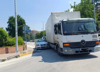 Λάρισα: Αναστάτωση από τροχαίο στον κυκλικό κόμβο στη γέφυρα Αλκαζάρ – Φορτηγό συγκρούστηκε με ΙΧ / ΦΩΤΟ