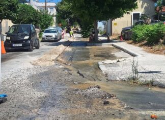 «Πλημμύρισε» κεντρικός δρόμος – Συνεργεία οπτικών ινών έσπασαν αγωγό της ΔΕΥΑΜΒ (φωτογραφίες)