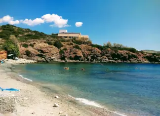 Συνελήφθη 72χρονος – Είχε τοποθετήσει παράνομα 200 ομπρέλες και 400 ξαπλώστρες στην παραλία