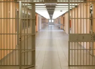 Λάρισα: Γερή «καμπάνα» για τον 29χρονο που έβρισε αστυνομικούς και τα έσπασε στο Αστυνομικό Τμήμα