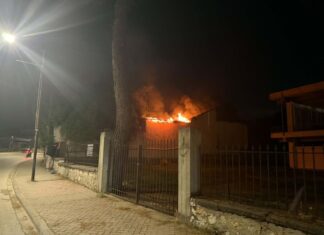 Φωτιά στο δημοτικό κτίριο της Τούμπας στον Τύρναβο (ΦΩΤΟ)