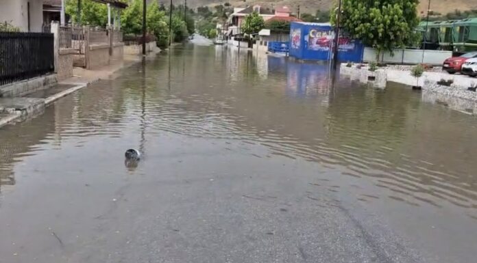 Με την πρώτη βροχή, οι δρόμοι της Φαρκαδόνας πλημμύρισαν ξανά – Αγανάκτηση κατοίκων / ΒΙΝΤΕΟ