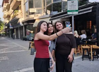 Στη Λάρισα η Αφροδίτη Λατινοπούλου – Βόλτα στο κέντρο της πόλης (φωτο-βίντεο)