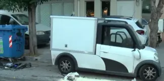 Σοβαρό τροχαίο: Αυτοκίνητο έπεσε πάνω σε μηχανή και η μοτοσικλέτα προσέκρουσε σε σταθμευμένο όχημα – Δύο τραυματίες