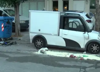 Σοβαρό τροχαίο: Αυτοκίνητο έπεσε πάνω σε μηχανή και η μοτοσικλέτα προσέκρουσε σε σταθμευμένο όχημα – Δύο τραυματίες