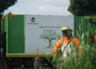 Αυτοκίνητο καρφώθηκε σε απορριμματοφόρο – Τραυματίας 33χρονη εργαζόμενη