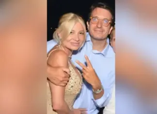 Η Φαίη Σκορδά στην αγκαλιά του Αλέξανδρου Αθανασιάδη στο γαμήλιο πάρτι της Αθηνάς Οικονομάκου