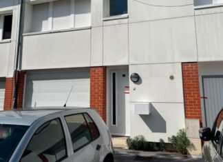 Σοκ: Δίδυμα κοριτσάκια 15 μηνών βρέθηκαν νεκρά από αφυδάτωση – Συνελήφθησαν οι γονείς τους