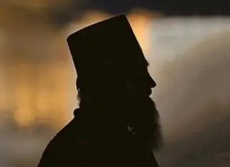 Σάλος με ρασοφόρο: Έκανε… εξορκισμό σε λαγοκέφαλο και προέτρεψε 12χρονη να τον πιάσει