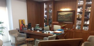 Χαμός στο Δημαρχείο: Άνδρας αναποδογύρισε έπιπλα και φώναζε εξαγριωμένος, τα έκανε γυαλιά καρφιά – ΦΩΤΟ