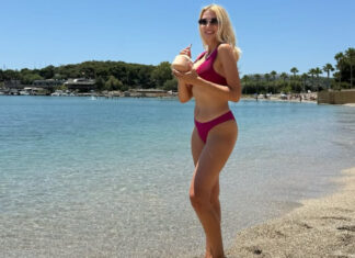 Η Κωνσταντίνα Σπυροπούλου πόζαρε με φούξια μπικίνι στη θάλασσα