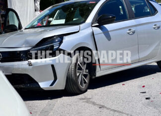 Σφοδρή σύγκρουση στην είσοδο της πόλης – Φορτηγάκι «καρφώθηκε» σε προπορευόμενο όχημα – Δείτε φωτογραφίες
